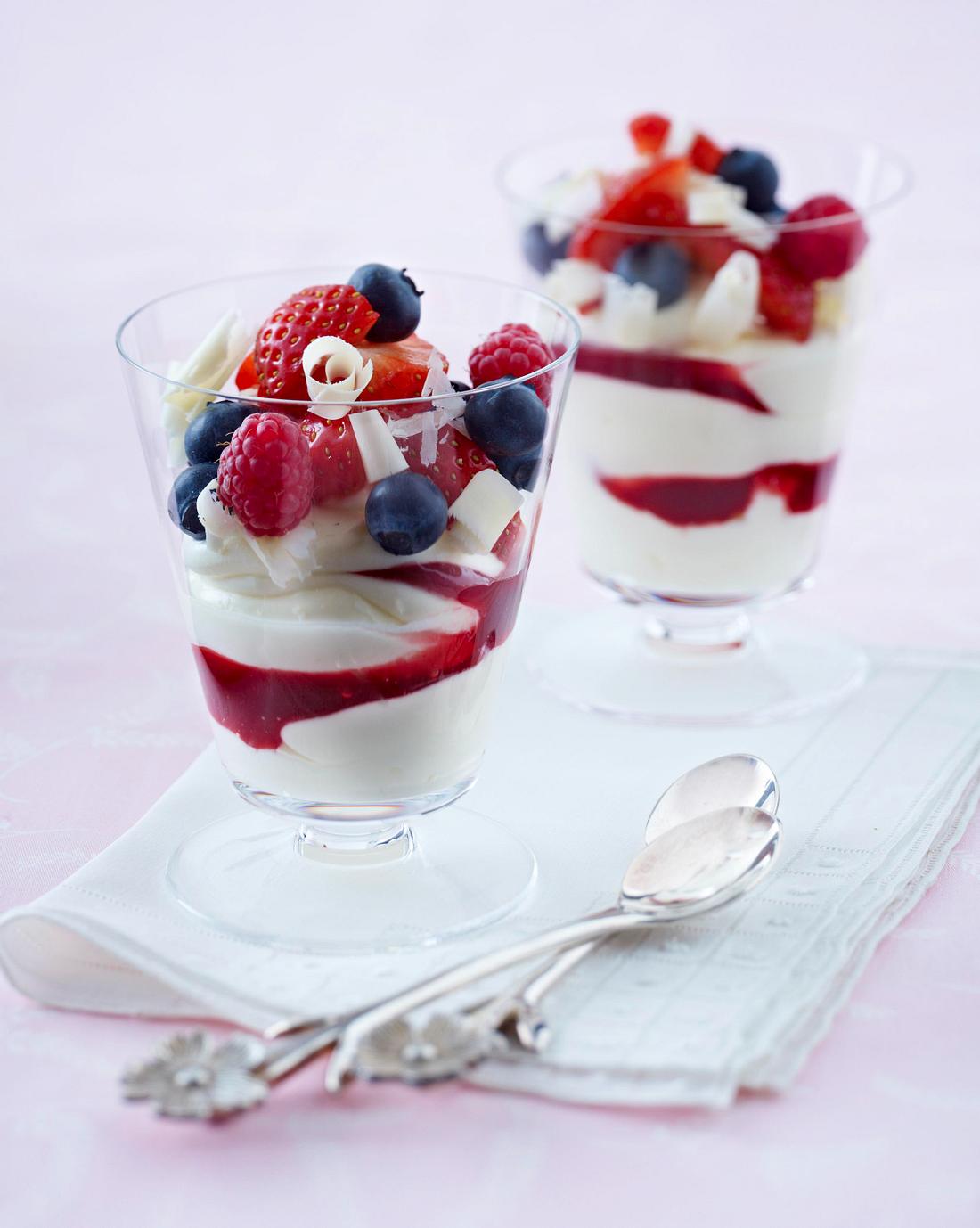 Cheesecake-Creme im Glas mit Beeren Rezept | LECKER