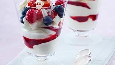 Cheesecake-Creme im Glas mit Beeren Rezept - Foto: LECKER @ Bauer Media Group