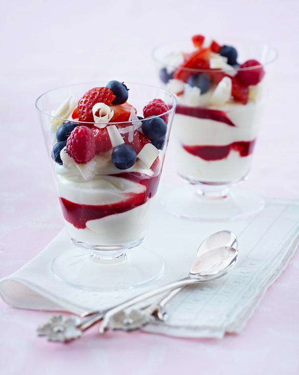 CheesecakeCreme im Glas mit Beeren Rezept LECKER