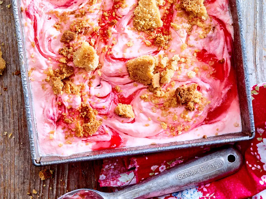 Cheesecake-Eis mit Rhabarber-Swirl Rezept Cheesecake-Eis mit Rhabarber-Swirl Rezept