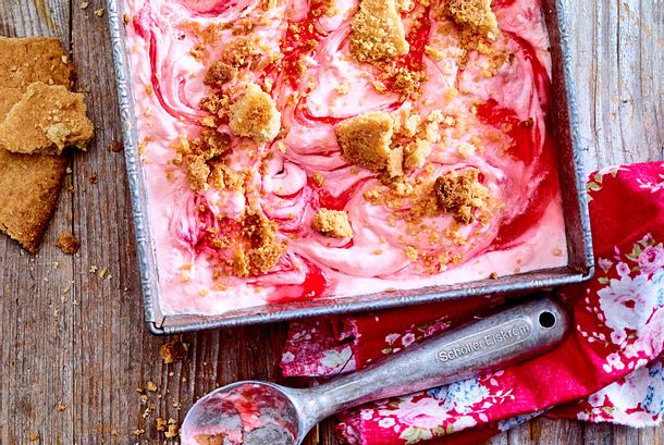 Cheesecake-Eis mit Rhabarber-Swirl Rezept