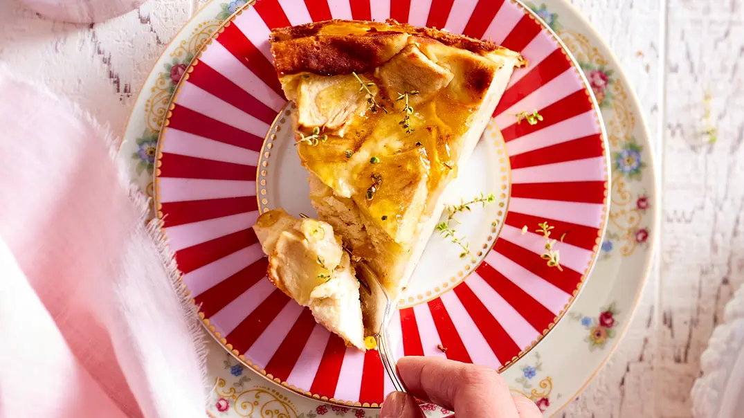 Cheesecake-Magie mit verwunschenen Apfelstückchen Rezept - Foto: LECKER @ Bauer Media Group Cheesecake-Magie mit verwunschenen Apfelstückchen Rezept - Foto: LECKER @ Bauer Media Group