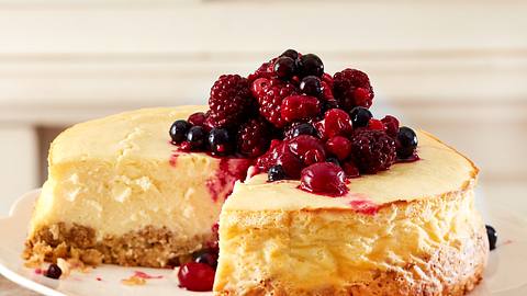 Einfacher Cheesecake mit Haferflocken und Beeren - Foto: House of Food / Bauer Food Experts KG