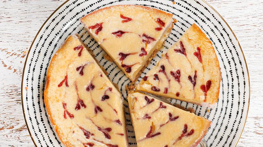 Cheesecake mit Himbeerherzchen - Foto: Bit Projects