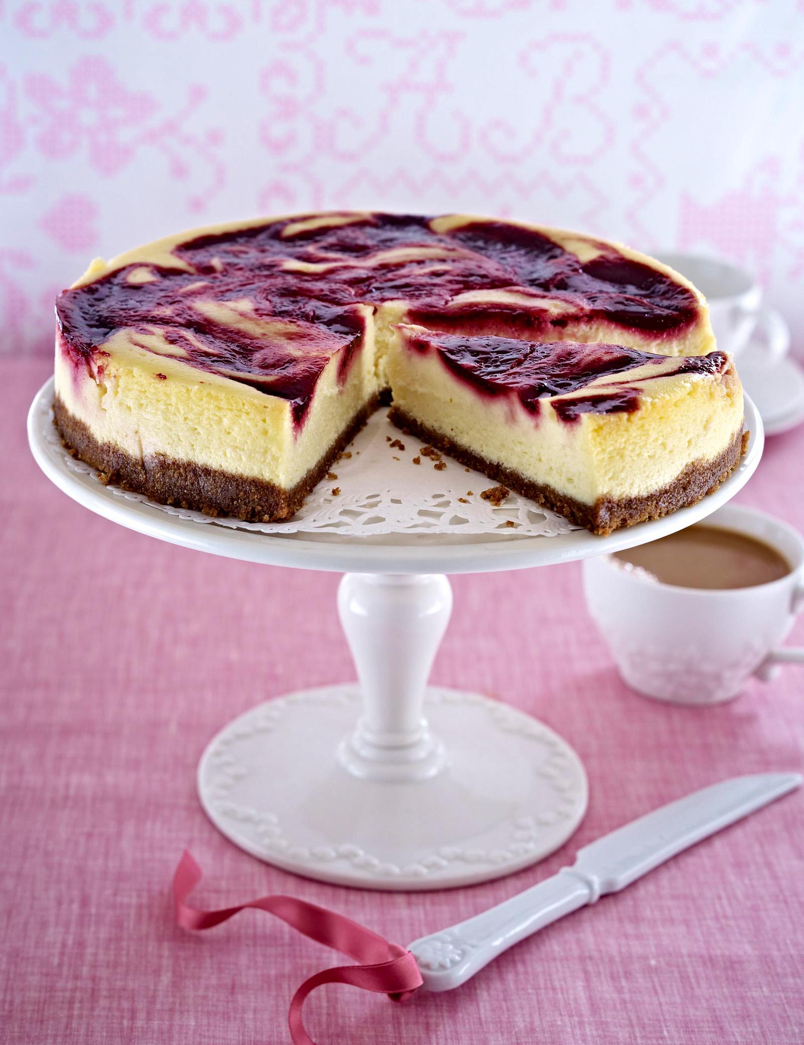 Cheesecake mit Himbeerpüree Rezept | LECKER