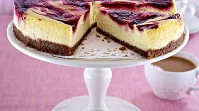Cheesecake mit Himbeerpüree Rezept - Foto: LECKER @ Bauer Media Group