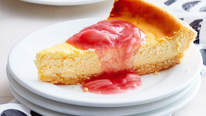 Cheesecake mit Rhababersoße Rezept - Foto: House of Food / Bauer Food Experts KG