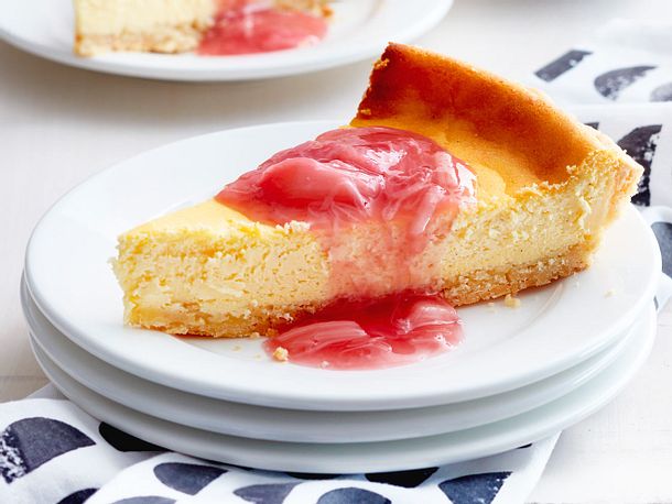 Cheesecake mit Rhababersoße Rezept Cheesecake mit Rhababersoße Rezept
