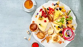 Cheesecake-Platte mit Früchten und zweierlei Soßen Rezept - Foto: LECKER @ Bauer Media Group