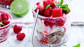 Cheesecake-Trifle Pink Summer Rezept - Foto: LECKER @ Bauer Media Group Cheesecake-Trifle Pink Summer Rezept - Foto: LECKER @ Bauer Media Group