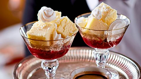 Cheesecake-Würfel im Himbeer-Meer Rezept - Foto: House of Food / Bauer Food Experts KG