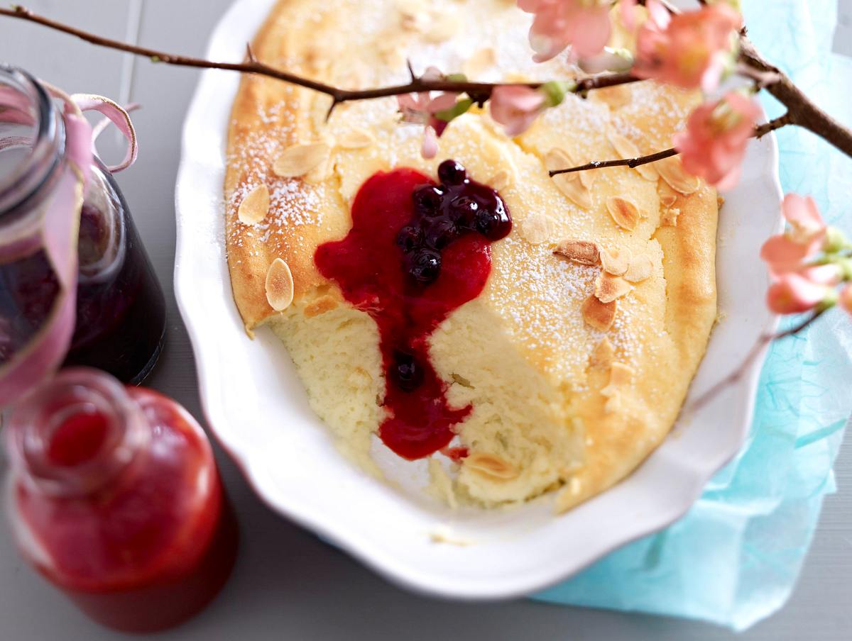 Cheesecakecreme mit Erdbeer-und Heidelbeersoße Rezept