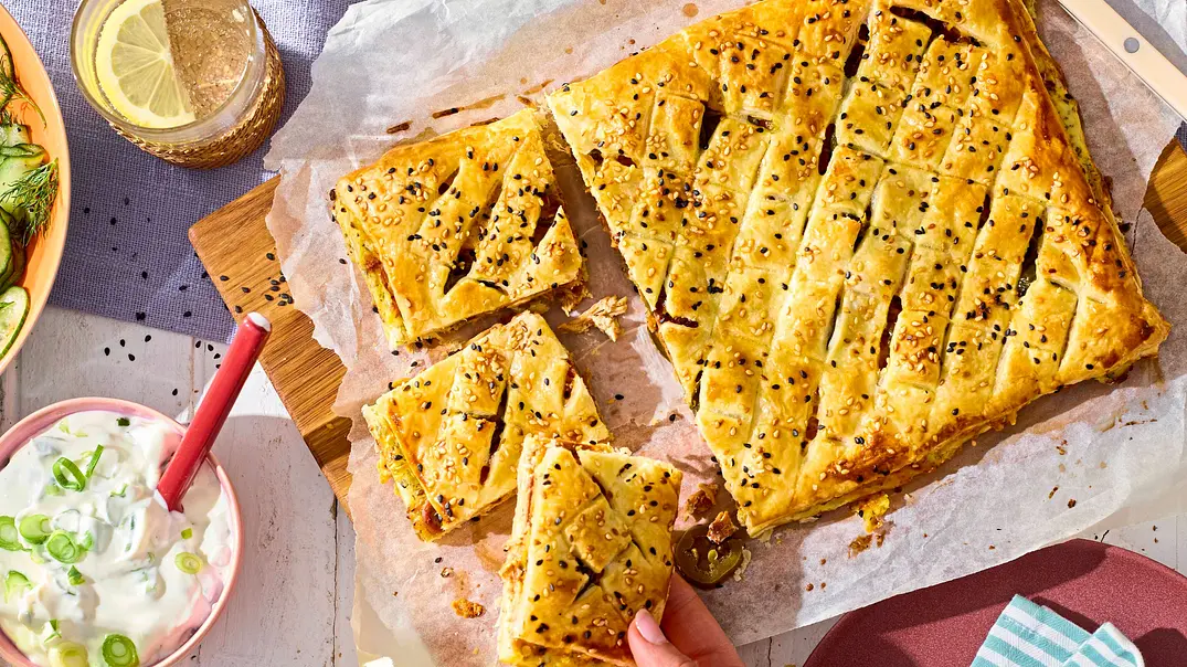 Chicken-Blechkuchen Hot & Cheesy Rezept - Foto: LECKER @ Bauer Media Group Chicken-Blechkuchen Hot & Cheesy Rezept - Foto: LECKER @ Bauer Media Group