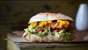 Chicken-Burger mit Mangosalsa und Guacamole Rezept - Foto: House of Food / Bauer Food Experts KG