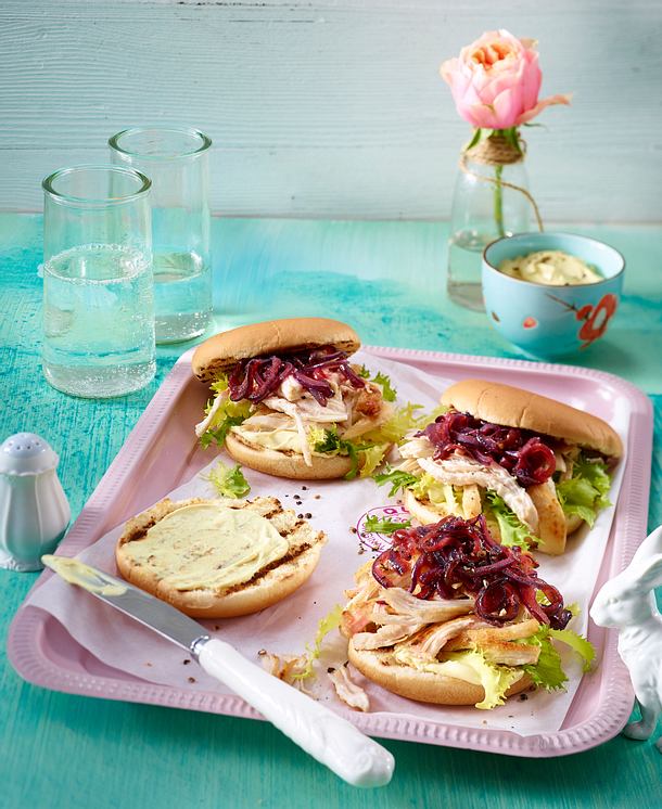 Chicken-Burger mit roten Zwiebeln und Friséesalat Rezept | LECKER