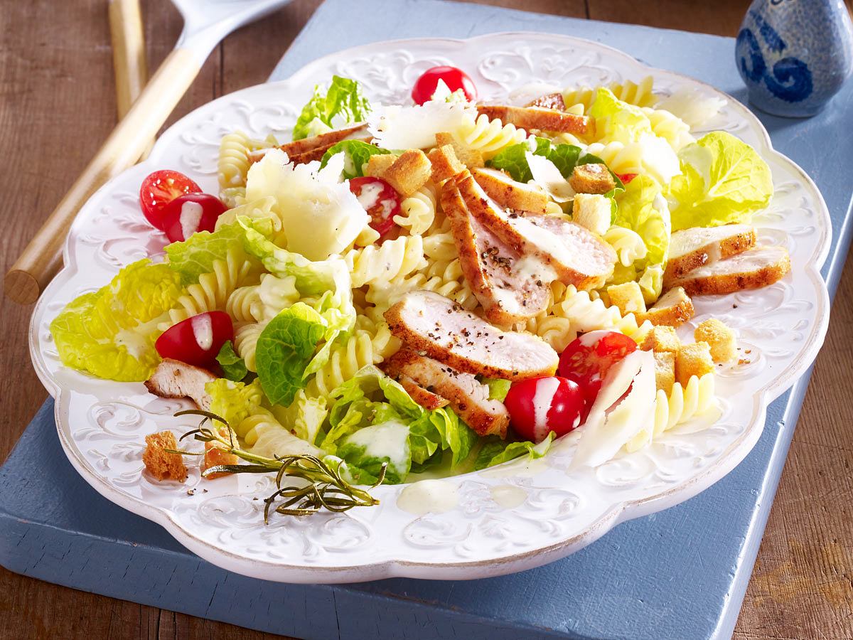 Chicken Caesar Salat mit Pasta Rezept