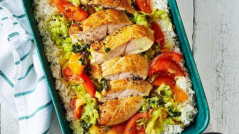 Chicken-Curry Bollywood in einer Auflaufform mit Servierlöffel an der Seite - Foto: House of Food / Bauer Food Experts