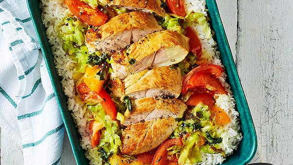 Chicken-Curry Bollywood in einer Auflaufform mit Servierlöffel an der Seite - Foto: House of Food / Bauer Food Experts
