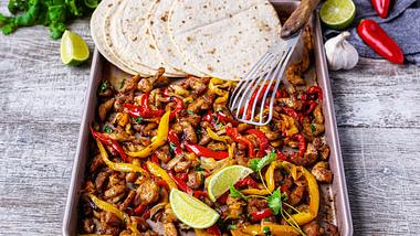 Chicken-Fajitas vom Blech Rezept - Foto: ShowHeroes