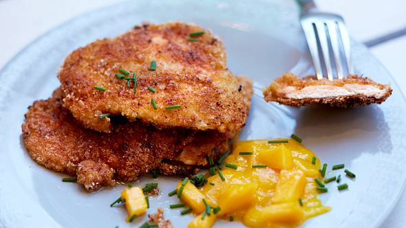 Chicken Nuggets mit Reis-Cracker-Panade und Curry-Mango-Dip Rezept - Foto: House of Food / Bauer Food Experts KG