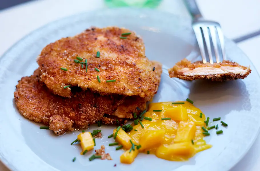 Chicken Nuggets mit Reis-Cracker-Panade und Curry-Mango-Dip Rezept Chicken Nuggets mit Reis-Cracker-Panade und Curry-Mango-Dip Rezept