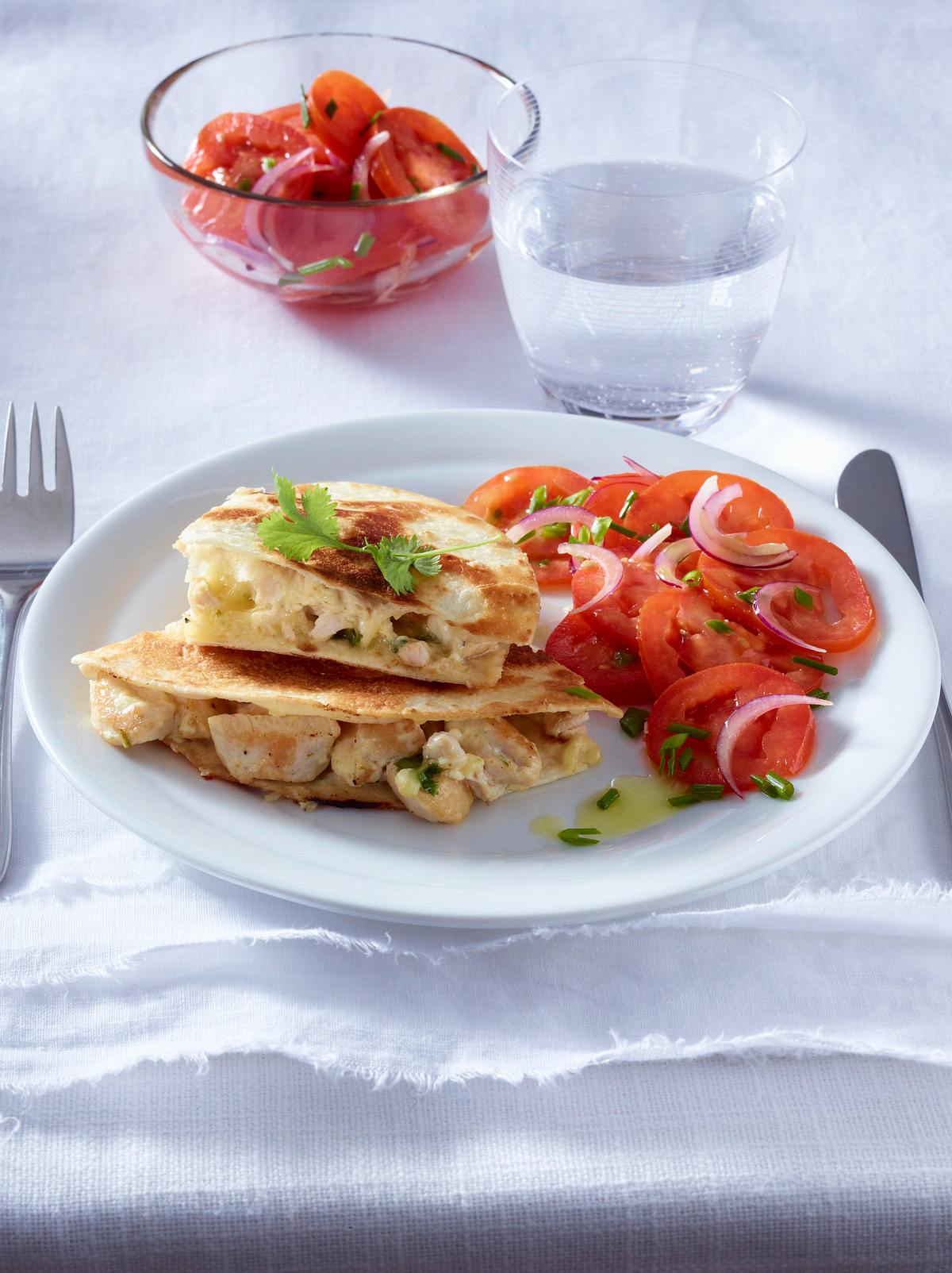 Chicken-Quesadillas mit Tomatensalat Rezept