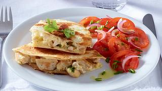 Chicken-Quesadillas mit Tomatensalat Rezept - Foto: Stellmach, Peter
