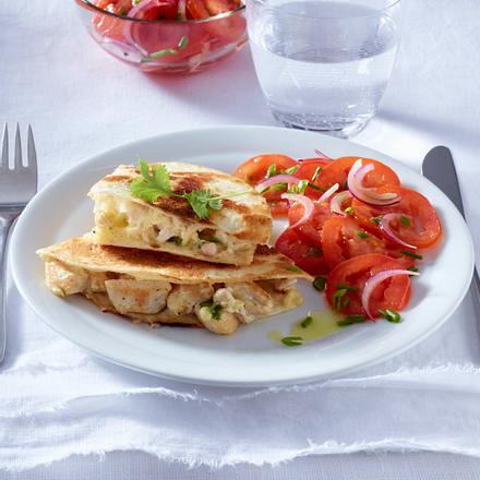 Chicken-Quesadillas mit Tomatensalat Rezept Chicken-Quesadillas mit Tomatensalat Rezept