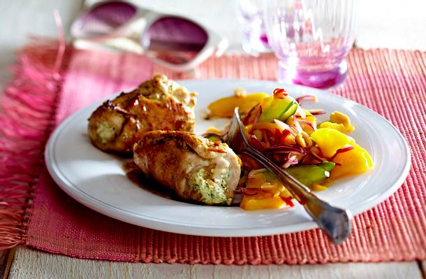 Chicken Rollatini mit Frischkäse-Minze-Füllung zu Mango-Erdnuss-Salat Rezept