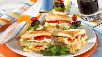 Chicken-Sandwich mit Tomate & Ei Rezept - Foto: LECKER @ Bauer Media Group