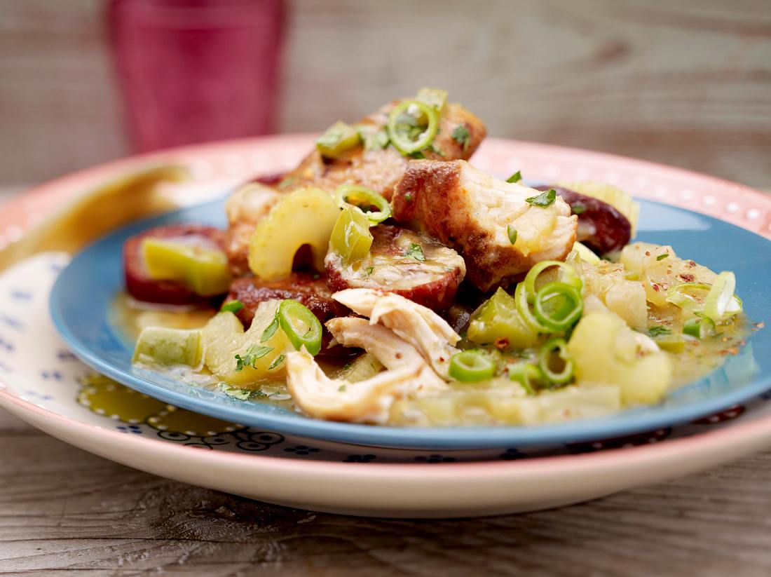 Chicken und Sausage Gumbo mit Kartoffelsalat (Hähnchen und Wurst Gumbo) Rezept