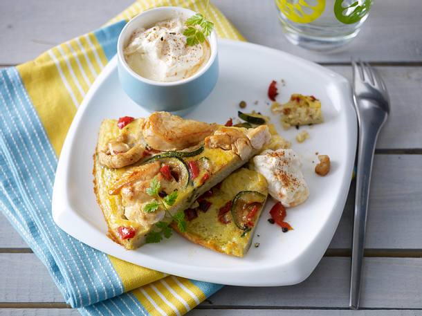 Chicken-Zucchini-Omelett mit Chili-Sour-Cream Rezept Chicken-Zucchini-Omelett mit Chili-Sour-Cream Rezept