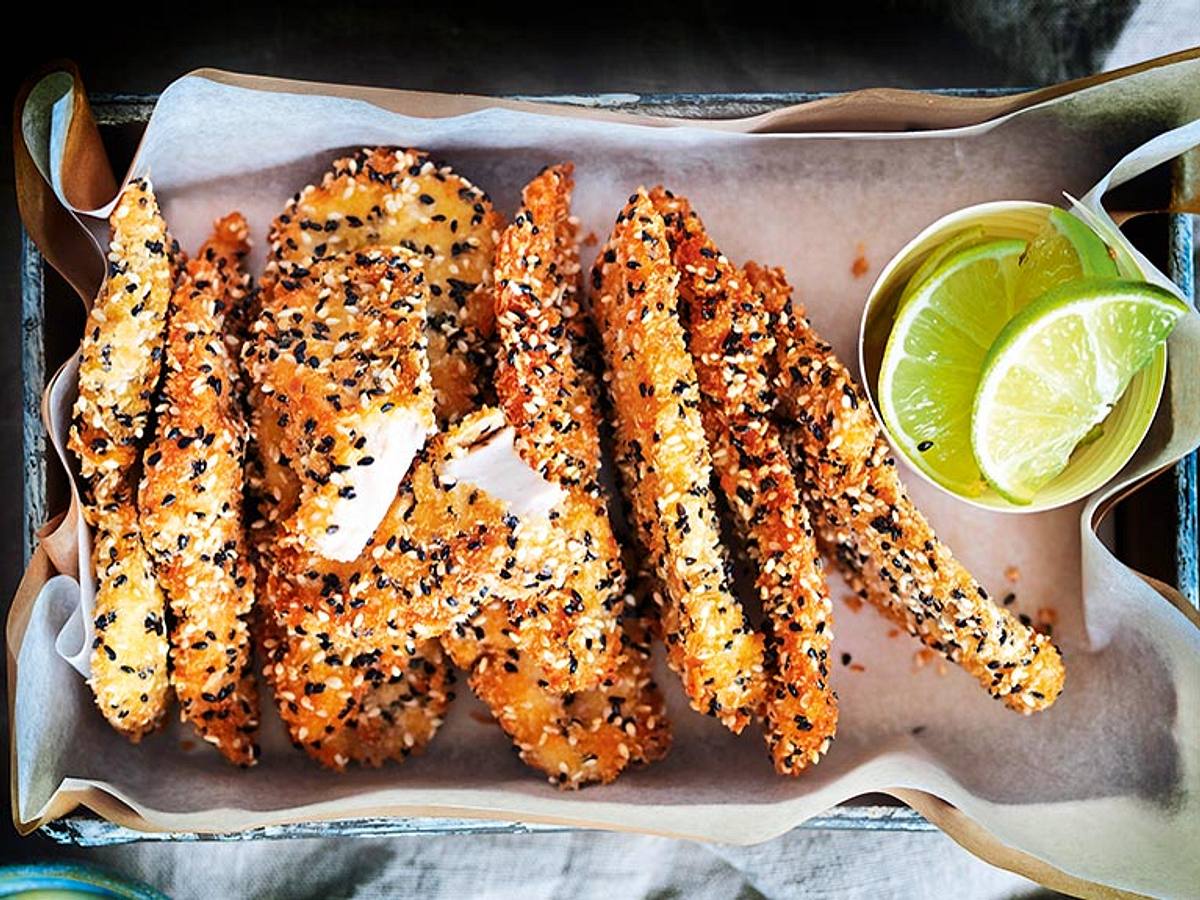 Low Carb-Snacks: Chickenfingers im Sesammantel