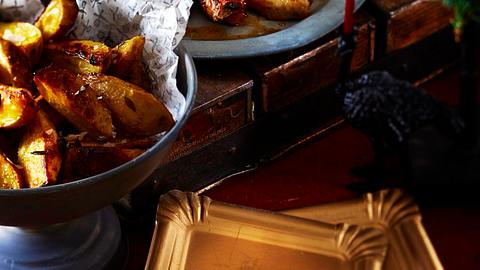 Chickenwings mit Fritters und zimtiger Barbecuesoße Rezept - Foto: House of Food / Bauer Food Experts KG
