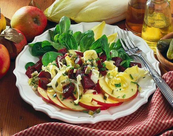 Chicoree-Apfelsalat mit Rote Bete Rezept Chicoree-Apfelsalat mit Rote Bete Rezept