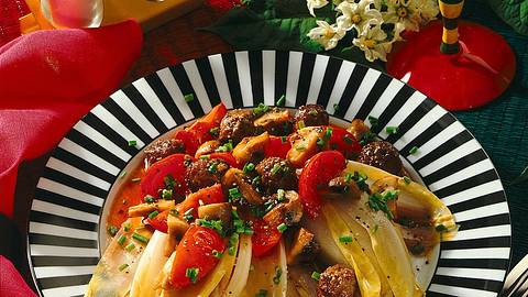 Chicoree mit geschmortem Pilz-Tomaten-Gemüse und Hackfleisch Rezept - Foto: Neckermann