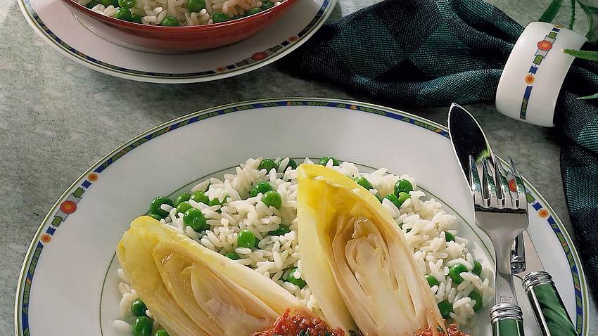 Chicorée mit Tomaten-Hacksoße auf Reis Rezept - Foto: House of Food / Bauer Food Experts KG