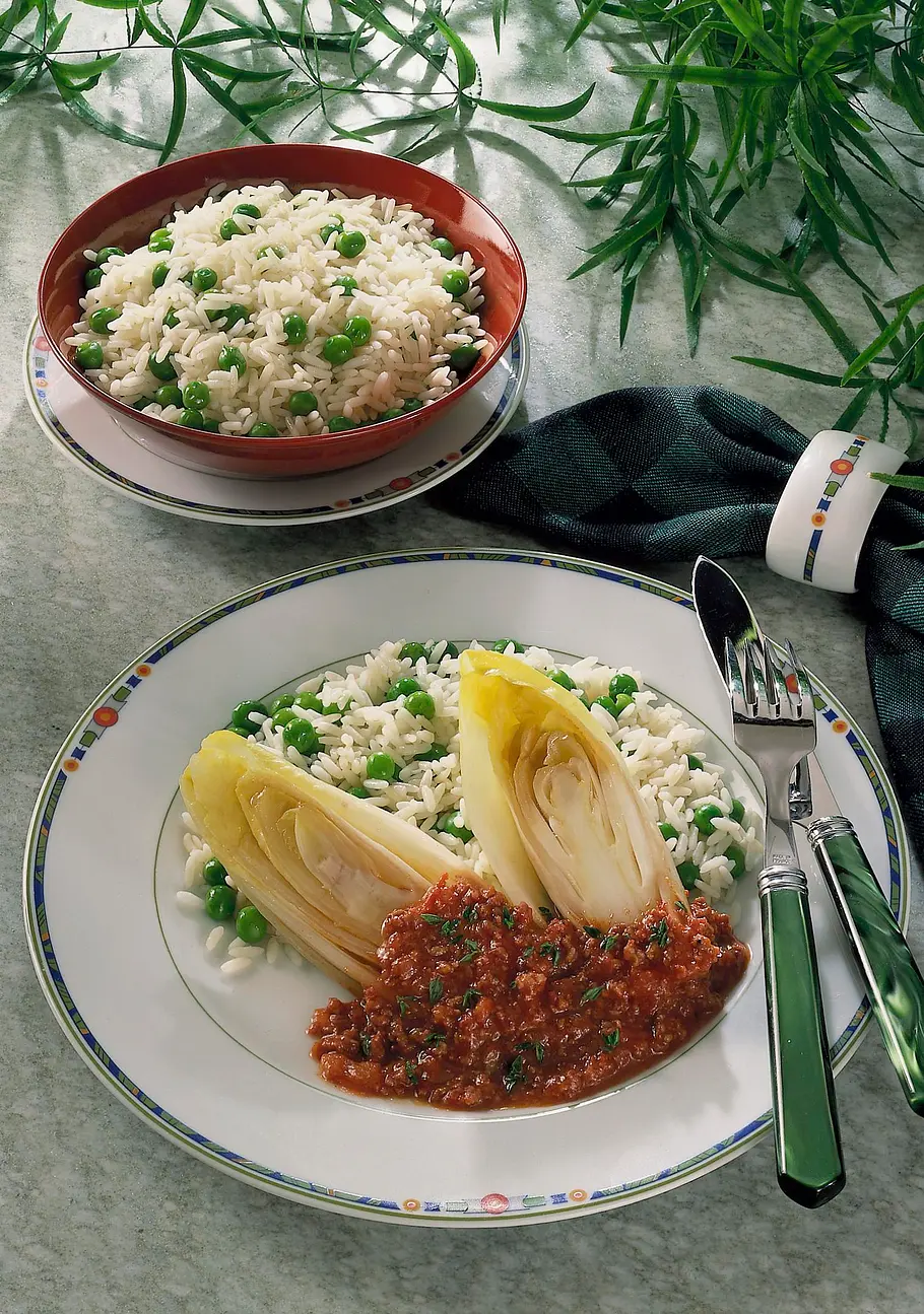 Chicorée mit Tomaten-Hacksoße auf Reis Rezept Chicorée mit Tomaten-Hacksoße auf Reis Rezept