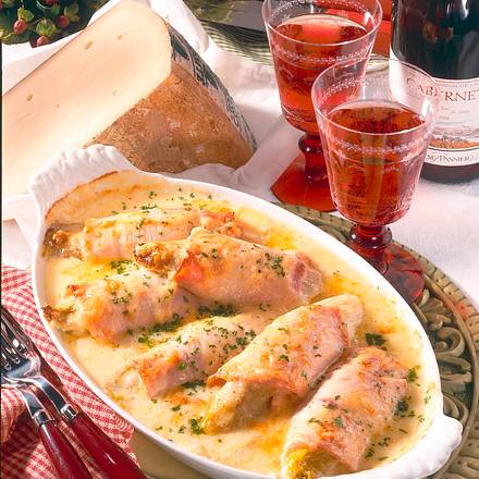 Chicorée-Puten-Rollen mit Sauce Mornay Rezept Chicorée-Puten-Rollen mit Sauce Mornay Rezept