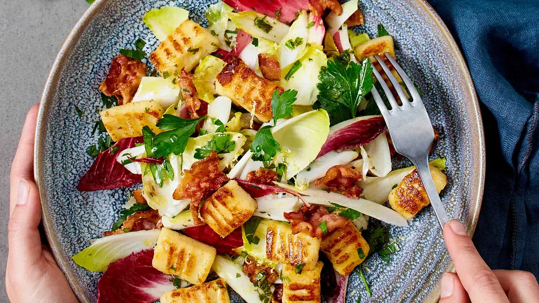 Chicorée-Salat mit Gnocchi Rezept - Foto: LECKER @ Bauer Media Group