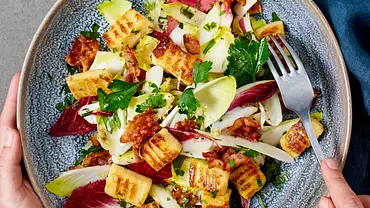 Chicorée-Salat mit Gnocchi Rezept - Foto: LECKER @ Bauer Media Group Chicorée-Salat mit Gnocchi Rezept - Foto: LECKER @ Bauer Media Group