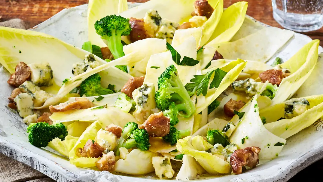 Chicoree-Salat mit Karamell-Maronen Rezept - Foto: LECKER @ Bauer Media Group Chicoree-Salat mit Karamell-Maronen Rezept - Foto: LECKER @ Bauer Media Group