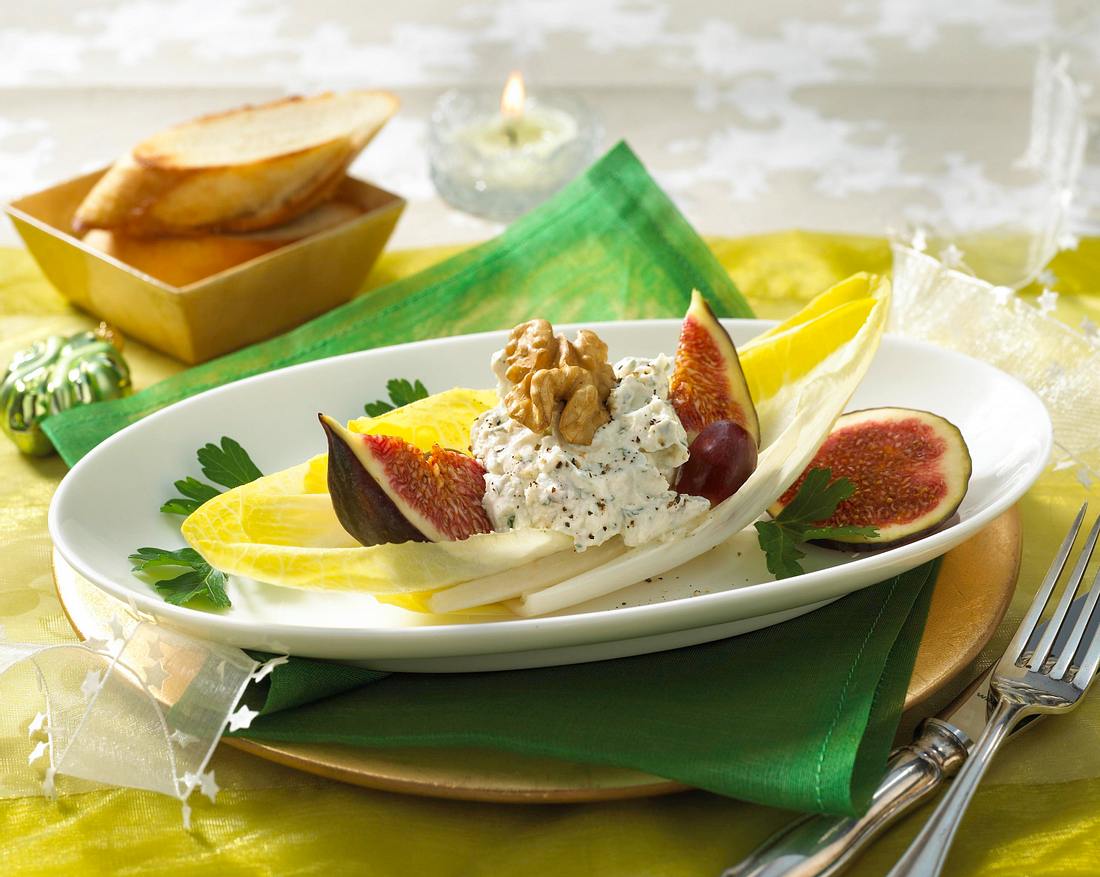 Chicoree-Schiffchen mit Walnusscreme Rezept | LECKER