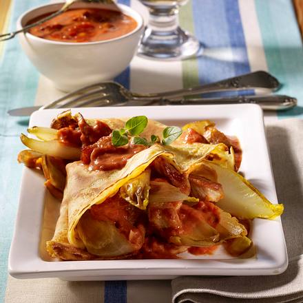 Chicorée-Tomaten-Ragout auf Crêpes Rezept Chicorée-Tomaten-Ragout auf Crêpes Rezept