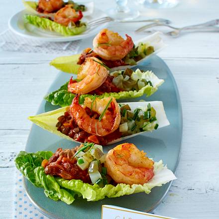 Chicorée- und Römersalatschiffchen mit Gurkensalsa, Linsen-Bolognese und Garnele gefüllt Rezept