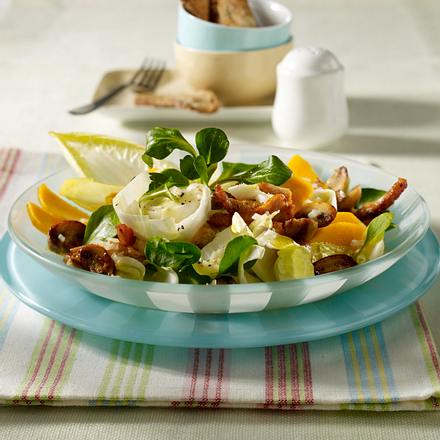Chicoréesalat mit gebratenen Putenstreifen und Champignons Rezept Chicoréesalat mit gebratenen Putenstreifen und Champignons Rezept