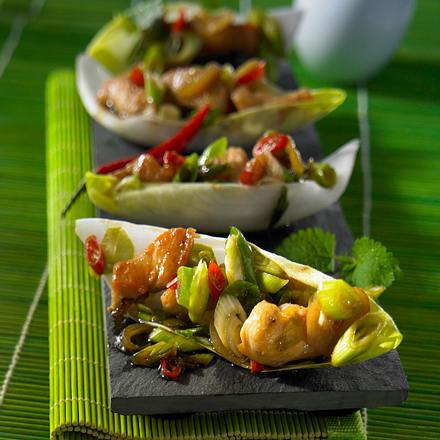 Chicoréeschiffchen mit Teriyaki-Koriander-Hähnchen Rezept Chicoréeschiffchen mit Teriyaki-Koriander-Hähnchen Rezept