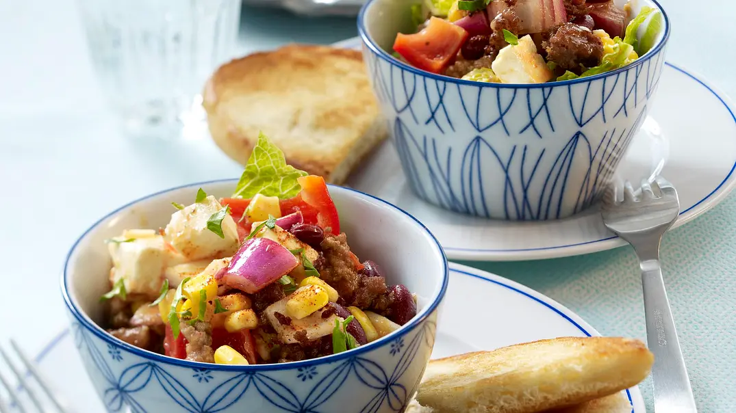 Chili con Carne-Salat mit Schafskäse, Mais und Hackfleisch Rezept - Foto: LECKER @ Bauer Media Group