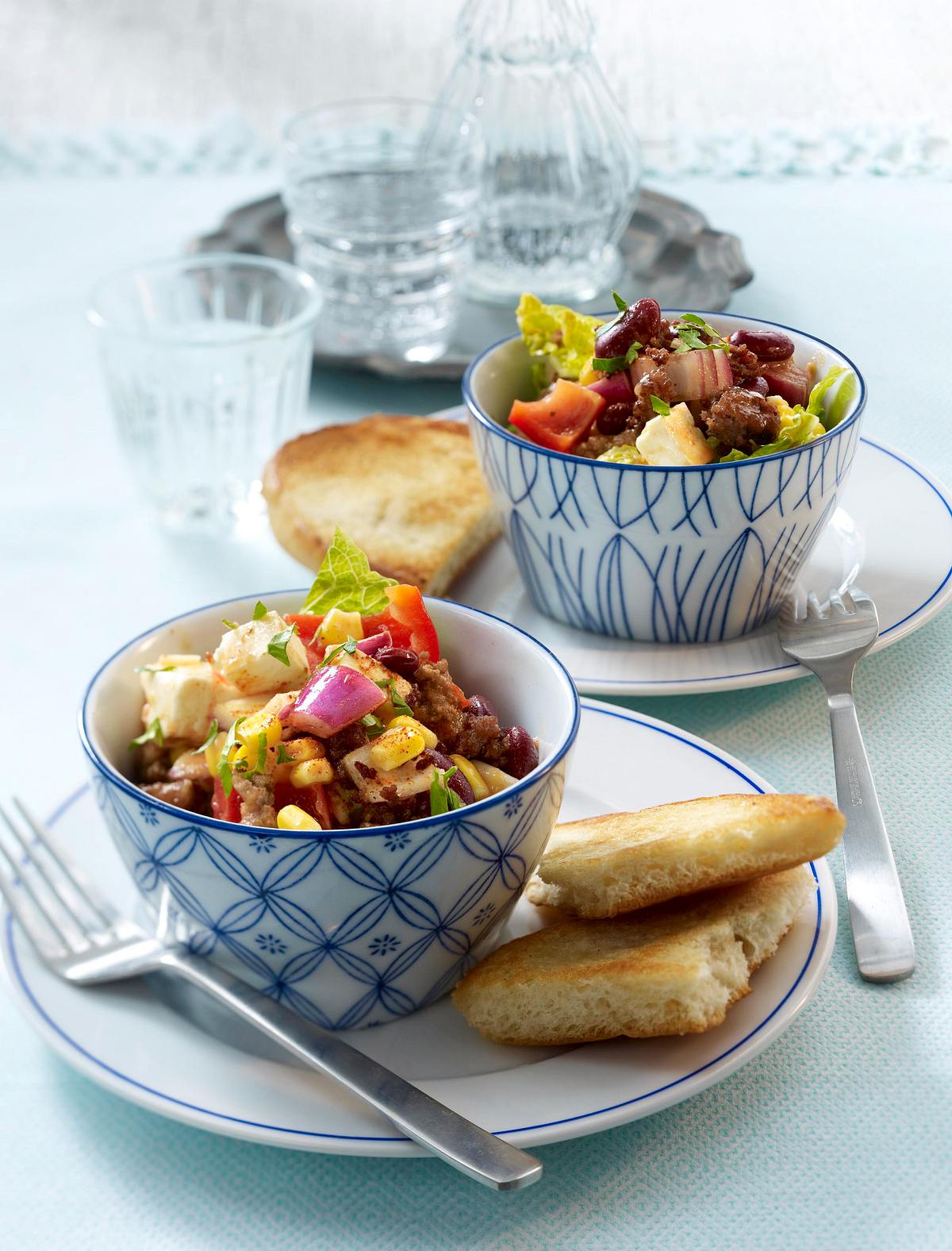 Chili con Carne-Salat mit Schafskäse, Mais und Hackfleisch Rezept