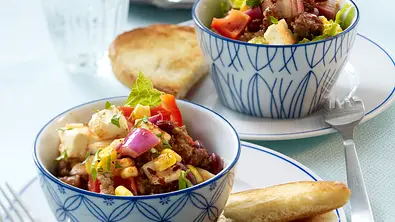 Chili con Carne-Salat mit Schafskäse, Mais und Hackfleisch Rezept - Foto: LECKER @ Bauer Media Group